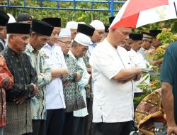 Pj Bupati Kampar Lepas Hj Rasyidah, Orang Tua Dari Ketua LPTQ Kampar.