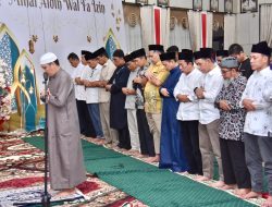 Ramadhan Terakhir 1445H, Pj Bupati Kampar Tarawih Di Masjid Raya Bangkinang