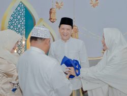 Pj Bupati Kampar Dan Keluarga Sholat ID di Bangkinang