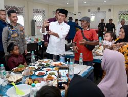 Jokowi Sapa Masyarakat Sambil Bagi-Bagi Sembako, Sholat Jum’at Berjamaah Dan Makan Siang Bersama.