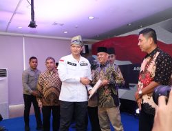 Menteri AHY Perdana Serahkan Sertifikat Elektronik di Pekanbaru