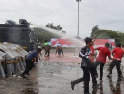 Massa Unjuk Rasa di Kantor KPUD Rohul