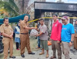 Kadinsos Idrus Serahkan Langsung Bantuan Sembako Korban Kebakaran di Senapelan