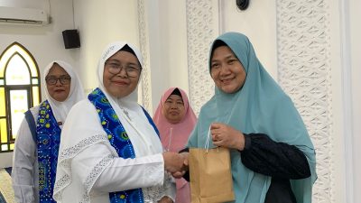 Penyerahan doorprize kepada jemaah dalam safari dakwah BKMT Kampar di Kumantan Bangkinang Kota (25-10-24) (eka/rina.com)