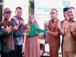 Pj. Bupati Kampar Serahkan RTLH Dan Renovasi Rumah Kerjasama Baznas Riau Dan Kampar