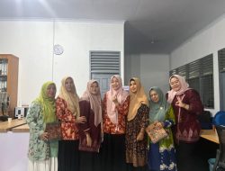 Pertemuan Rutin, Ketua DWP UP Kominfo Berikan Reward Kepada Anggota