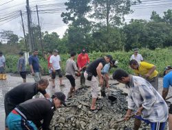Warga Gotong Royong Perbaiki Jalan Suka Karya yang Rusak Parah