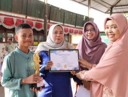 Kepala UPT SMPN 1 Bangkinang Kota Serahkan Hadiah Bagi Pemenang Pemilihan Pojok Baca Kelas 2024