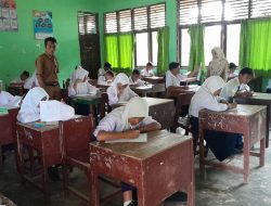 Kegiatan Belajar Mengajar di SMP N 2 Salo Tetap efektif walaupun beban guru cukup banyak. 