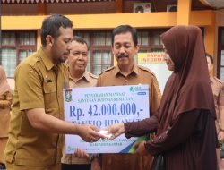 Ahliwaris Alm Taufiq Hidayat Anggota Tagana Kampar Terima Santunan Kematian Rp 40 Juta