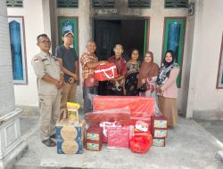 M. Zen dan Buk Ramlah Terima Bantuan Sosial Pasca Kebakaran Rumah di Pulau Permai
