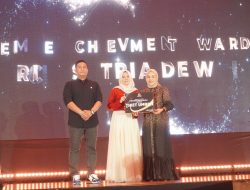 Rici Satria Dewi Penerima Umrah Lifetime Achievement Award Dedindo Jaya Perkasa