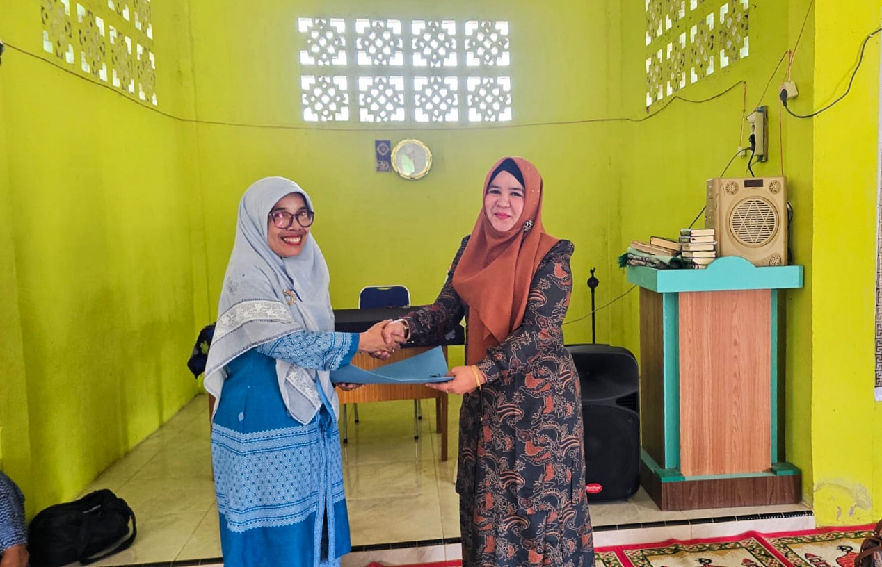 Serah Terima jabatan kepala sekolah SMP N 2 Salo dari Yusmawati Spd MM kepada Meldawati Mpd di sekolah tersebut (08-01-26). Foto : humas SMP N Salo