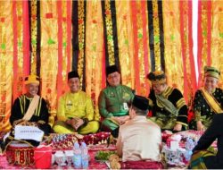 Tradisi Makan Bajambau Warnai Puncak HUT Kabupaten Kampar ke-76