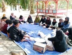 Rayakan Prestasi, Kelas VIII.1 SMP Negeri 3 Rumbio Jaya Gelar Makan Bersama