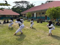 Ekstrakurikuler Pencak Silat SMP Negeri 3 Rumbio Jaya Tampilkan Kemampuan Siswa