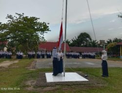 Upacara Bendera Jadi Momentum Menanamkan Nilai Disiplin di SMP Negeri 3 Rumbio Jaya